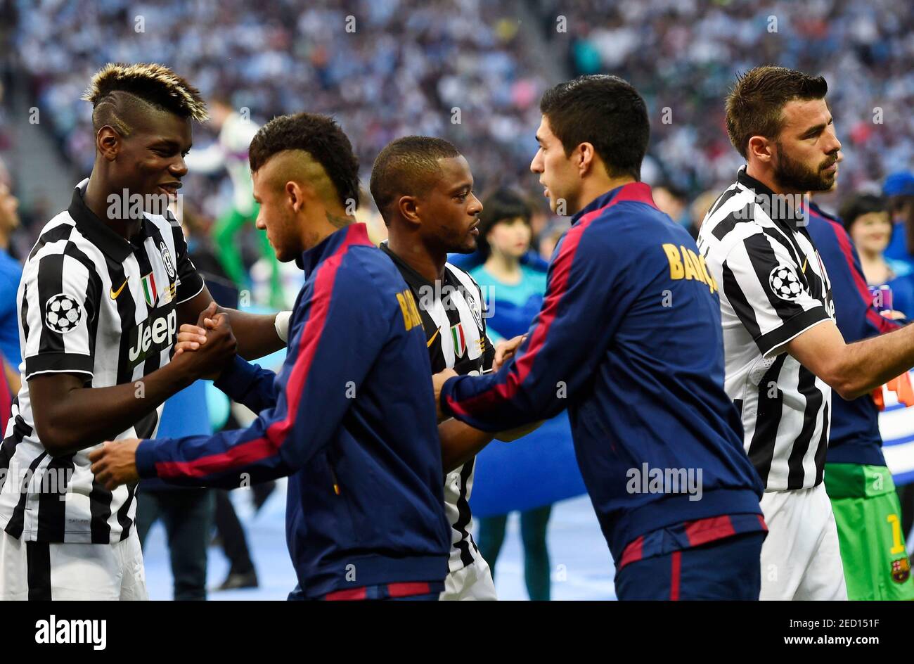 Football Fc Barcelona V Juventus Uefa Champions League Final Olympiastadion Berlin Germany 6 6 15 Barcelona S Luis Suarez Shakes Hands With Juventus Patrice Evra Before The Match Reuters Dylan Martinez Stock Photo Alamy