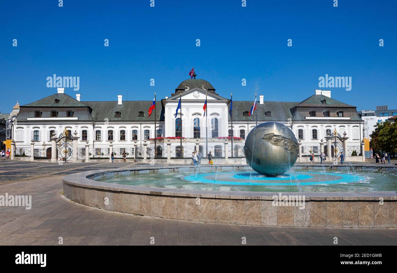 hodzovo-namestie-fountain-grassalkovich-palace-residence-palace