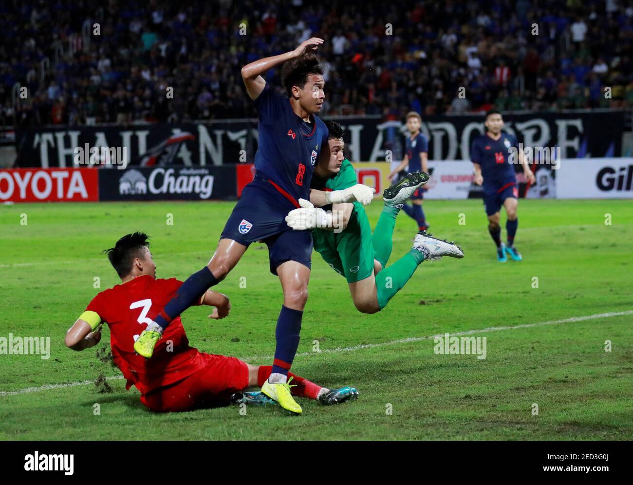 Soccer Football 22 World Cup Qualifier Thailand V Vietnam Thammasat University Main Stadium Rangsit Pathum Thani Thailand September 5 19 Thailand S Thitipan Puangchan In Action With Vietnam S Que