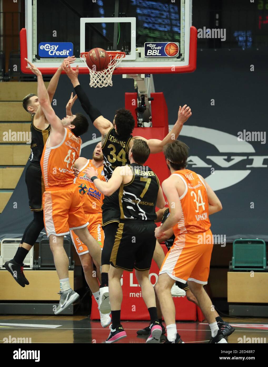 Vechta, Germany. 14th Feb, 2021. Basketball: Bundesliga, SC Rasta Vechta -  BB Löwen Braunschweig, Matchday 19 at the Rasta Dome. Vechta's Will Vorhees  (2nd from left) and Jesse Hunt (r) in action