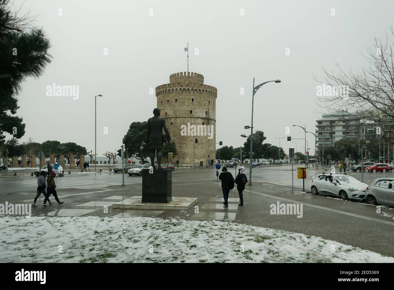Thessaloniki, Greece - February 14 2021: Medea front hits with heavy  snowfall city center, with crowd moving. People in warm clothes and  covid-19 masks around White Tower landmark with snow falling Stock Photo -  Alamy