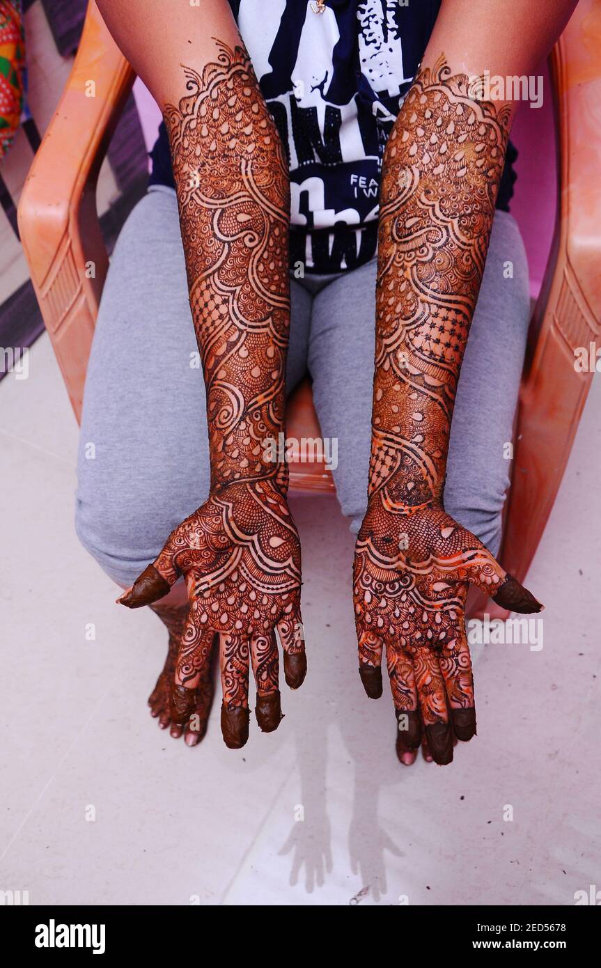 1,000+ Mehendi Henna Body Art On A Muslim Womans Hand Stock Photos, Pictures  & Royalty-Free Images - iStock