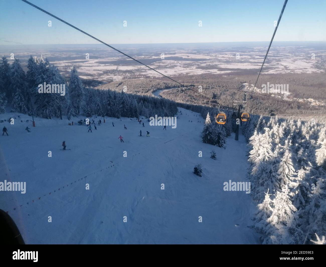 volle Skipisten, nach gelockerten Corona Regeln in Bad Flinsberg / Swieradow-Zdroj, Polen am 14.2.2021 Stock Photo