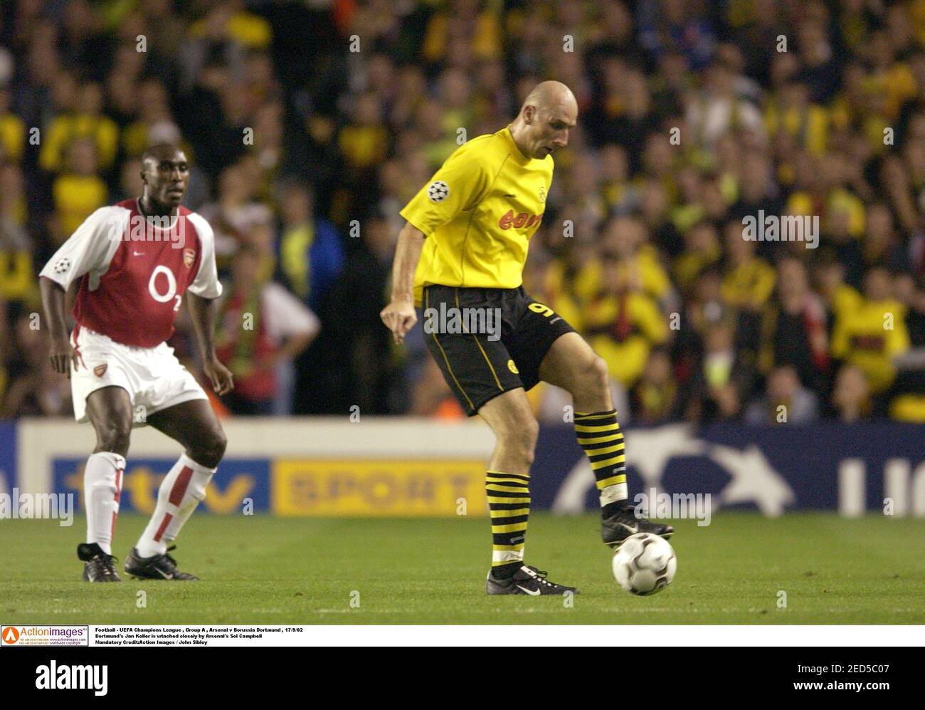 Football - UEFA Champions League , Group A , Arsenal v Borussia Dortmund ,  17/9/02 Dortmund's Jan Koller is wtached closely by Arsenal's Sol Campbell  Mandatory Credit:Action Images / John Sibley Stock Photo - Alamy