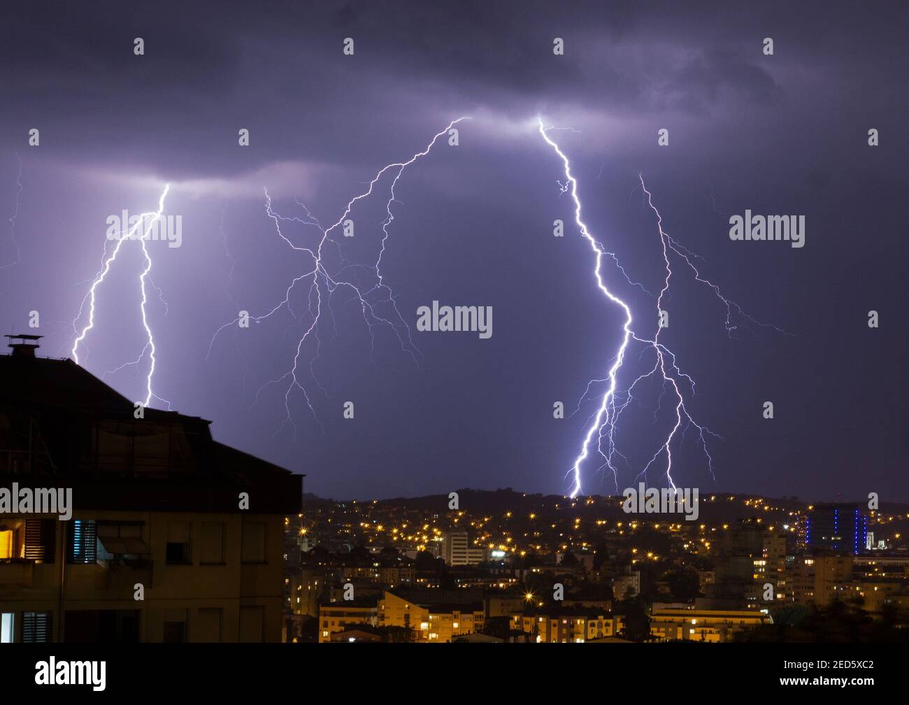 Lightning strike over city hi-res stock photography and images - Alamy
