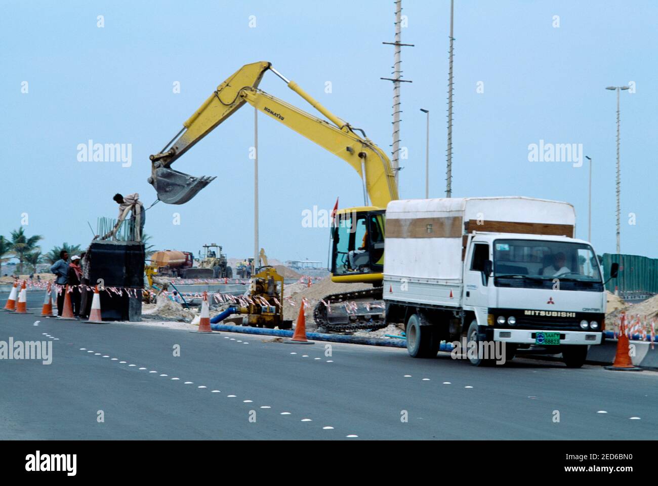 Abu dhabi construction workmen hires stock photography and images Alamy