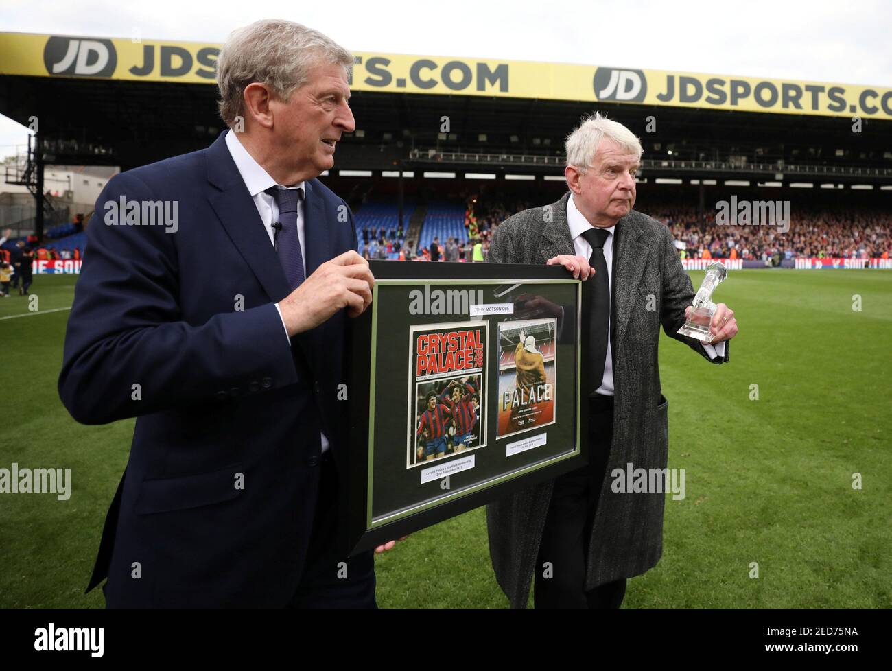 Soccer Football - Premier League - Crystal Palace vs West Bromwich Albion - Selhurst Park, London, Britain - May 13, 2018 Crystal Palace manager Roy Hodgson presents an award to commentator John Motson after the match REUTERS/Hannah McKay EDITORIAL USE ONLY. No use with unauthorized audio, video, data, fixture lists, club/league logos or "live" services. Online in-match use limited to 75 images, no video emulation. No use in betting, games or single club/league/player publications. Please contact your account representative for further details. Stock Photo