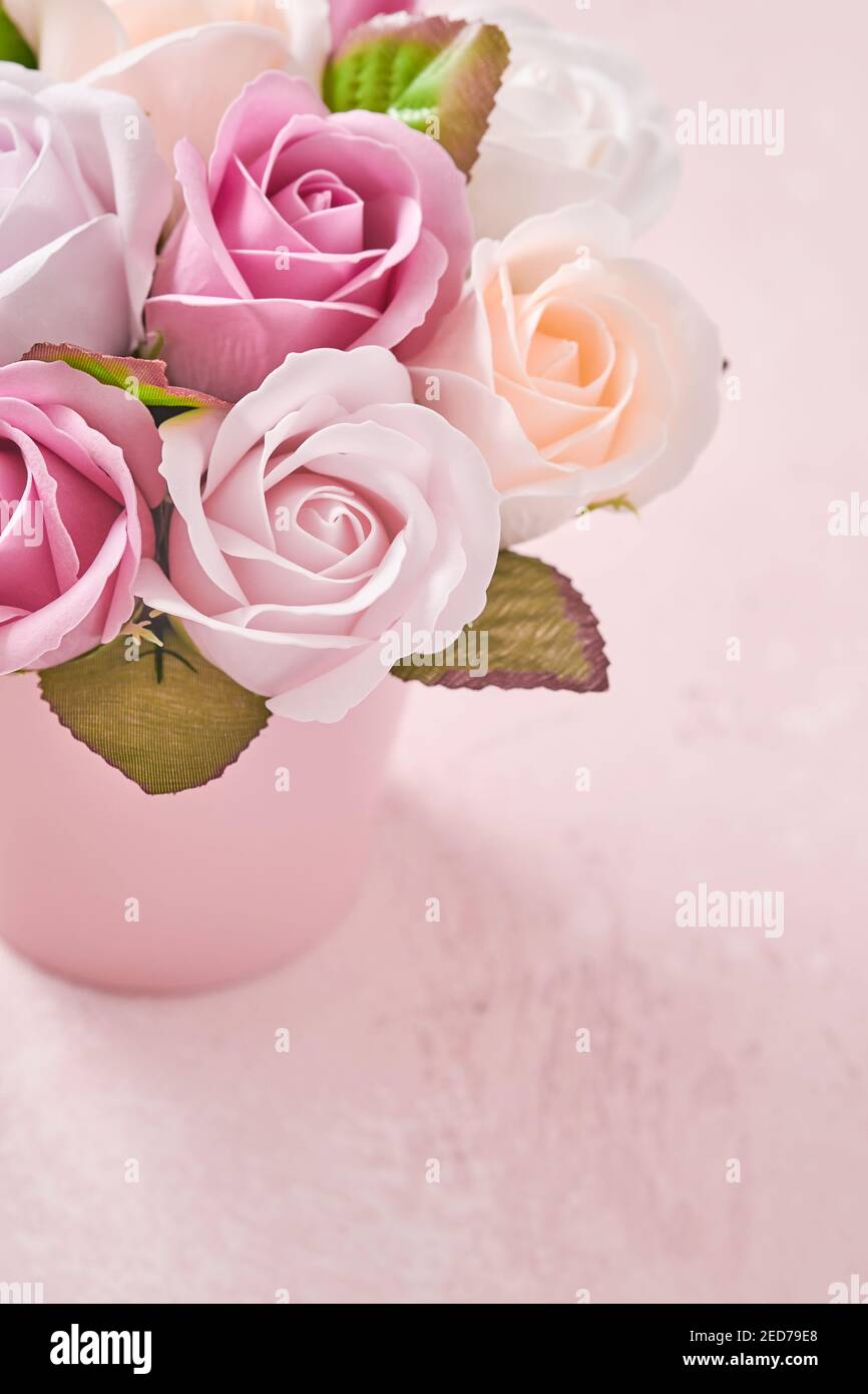 Festive composition with beautiful delicate roses flowers in pink round box  on light pink background. Flat lay, copy space. Greeting card Stock Photo -  Alamy