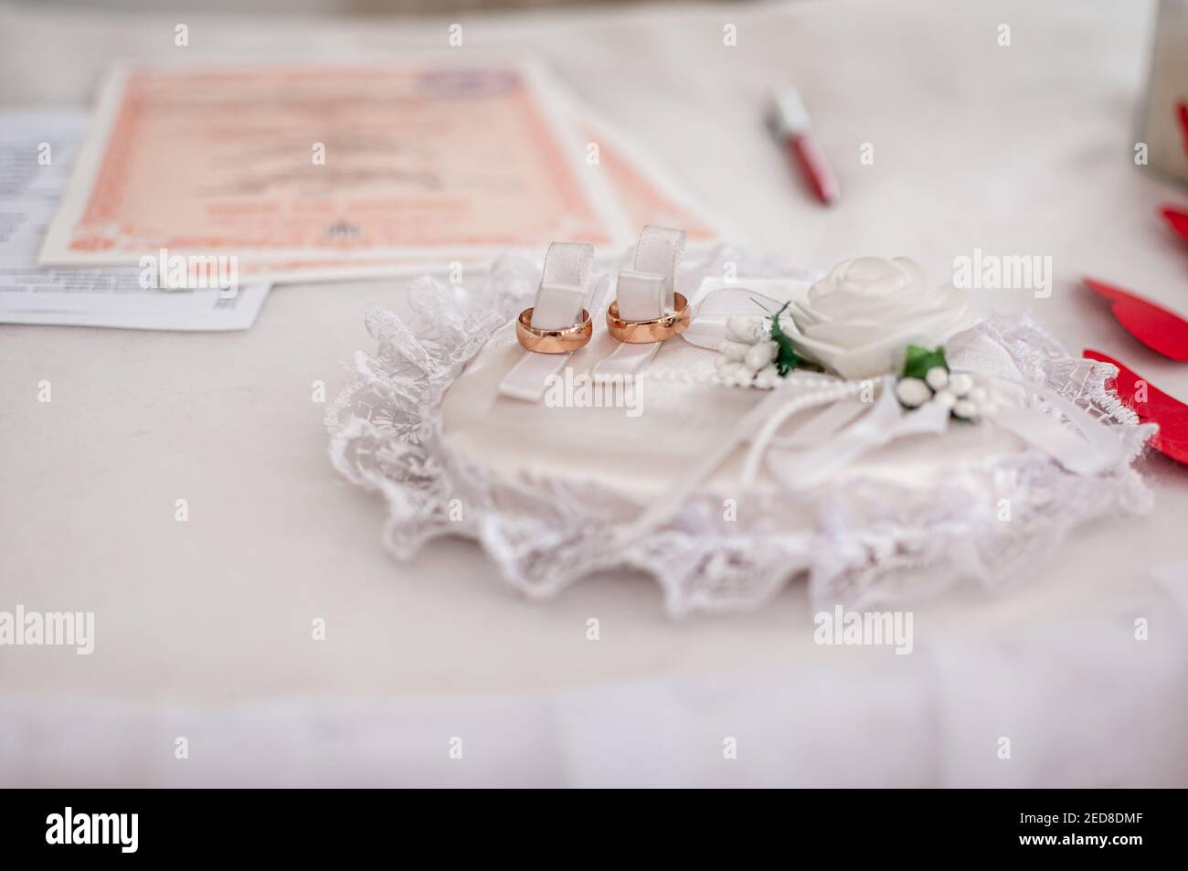 Gold jewelry stand hi-res stock photography and images - Alamy