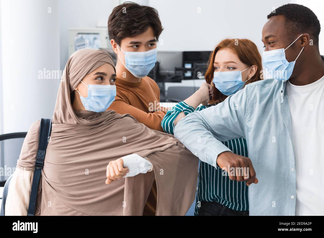 Muslim women wearing face masks hi-res stock photography and images - Alamy
