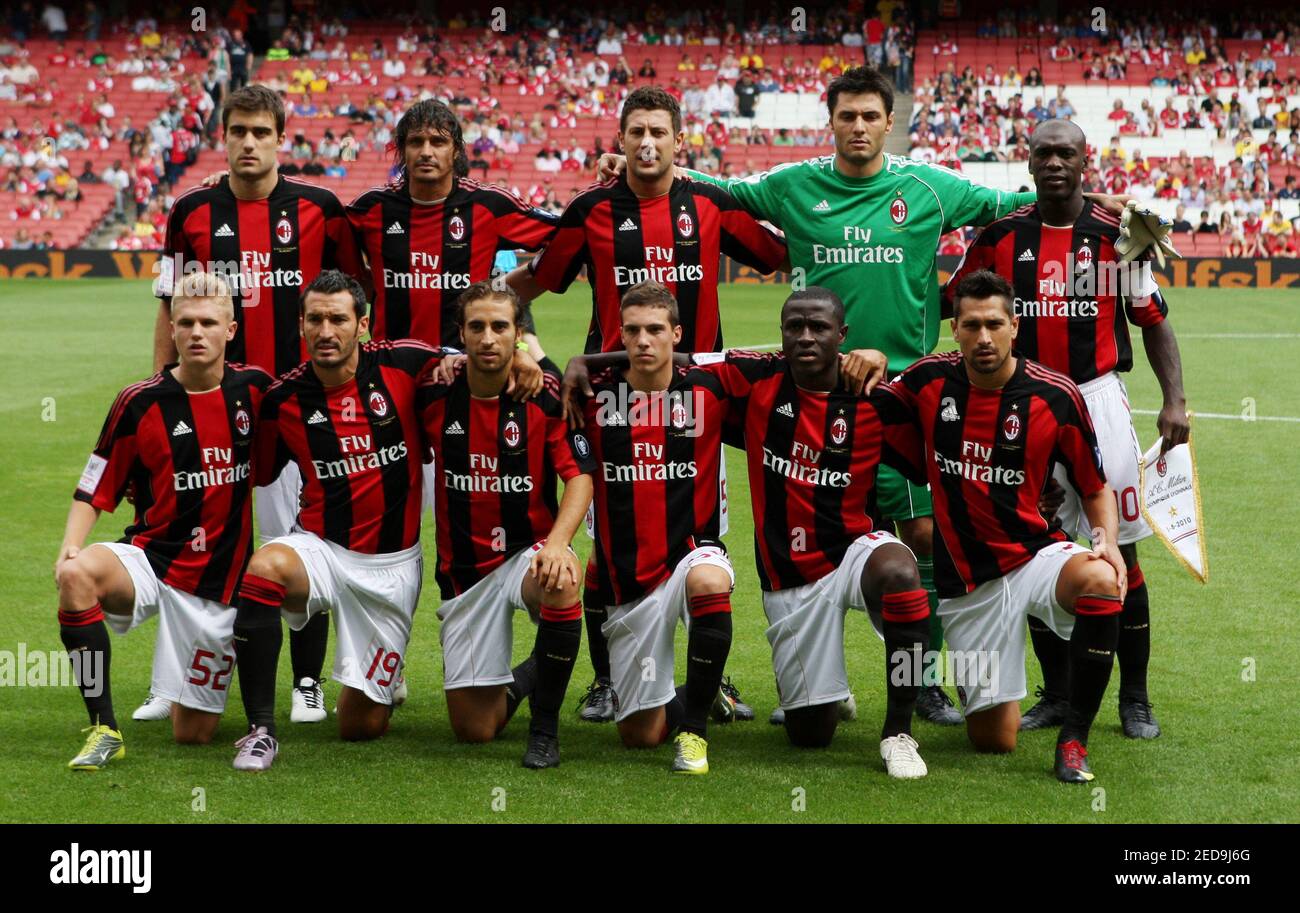 Football - AC Milan v Olympique Lyonnais - The Emirates Cup 2010 - Pre  Season Friendly Tournament - Emirates Stadium - 10/11 - 1/8/10 AC Milan  players prior to kick off Mandatory Credit: Action Images / Paul Childs  Stock Photo - Alamy