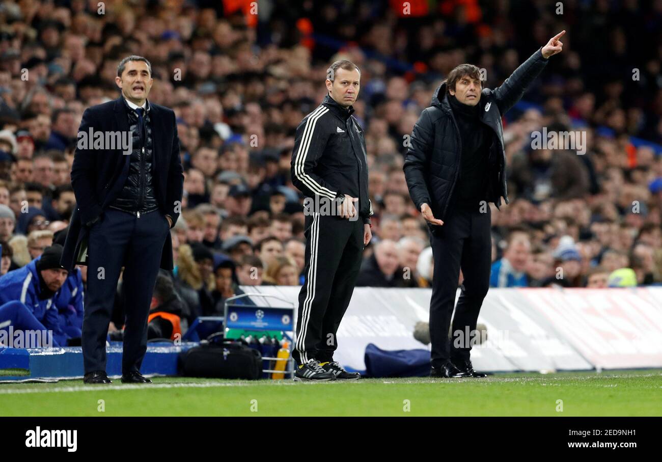 Soccer Football - Champions League Round of 16 First Leg - Chelsea vs FC Barcelona - Stamford Bridge, London, Britain - February 20, 2018   Barcelona coach Ernesto Valverde and Chelsea manager Antonio Conte       Action Images via Reuters/Matthew Childs Stock Photo