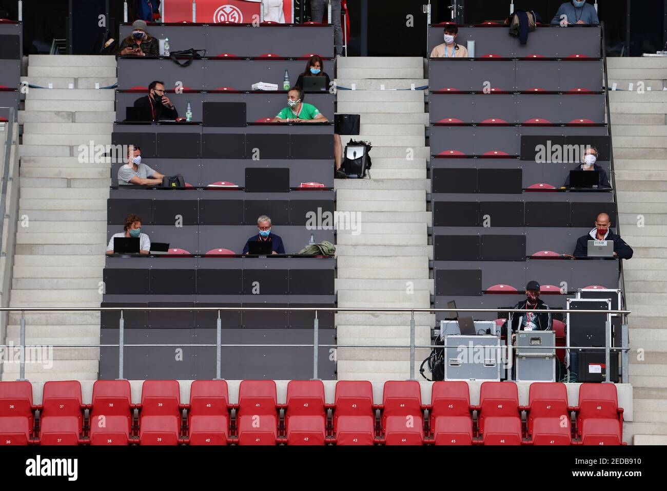 Soccer Football - Bundesliga - 1. FSV Mainz 05 v RB Leipzig - Opel Arena, Mainz, Germany - May 24, 2020  Members of the media wearing face masks in the tribune, as play resumes behind closed doors following the outbreak of the coronavirus disease (COVID-19)  REUTERS/Kai Pfaffenbach/Pool    DFL regulations prohibit any use of photographs as image sequences and/or quasi-video Stock Photo