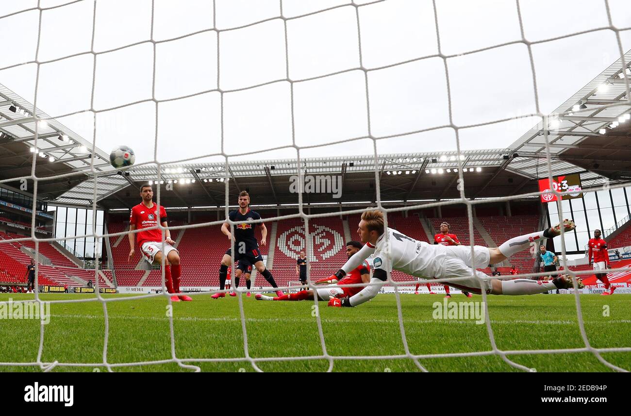 Soccer Football - Bundesliga - 1. FSV Mainz 05 v RB Leipzig - Opel Arena, Mainz, Germany - May 24, 2020   RB Leipzig's Timo Werner scores their fourth goal, as play resumes behind closed doors following the outbreak of the coronavirus disease (COVID-19)  REUTERS/Kai Pfaffenbach/Pool    DFL regulations prohibit any use of photographs as image sequences and/or quasi-video Stock Photo