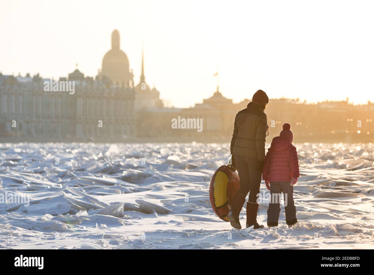 Питер достопримечательности зима. Куда сходить подростку в питере зимой. Нева зимой. Санкт-петербург куда сходить с детьми зимой. Девушка зима питер новый год.