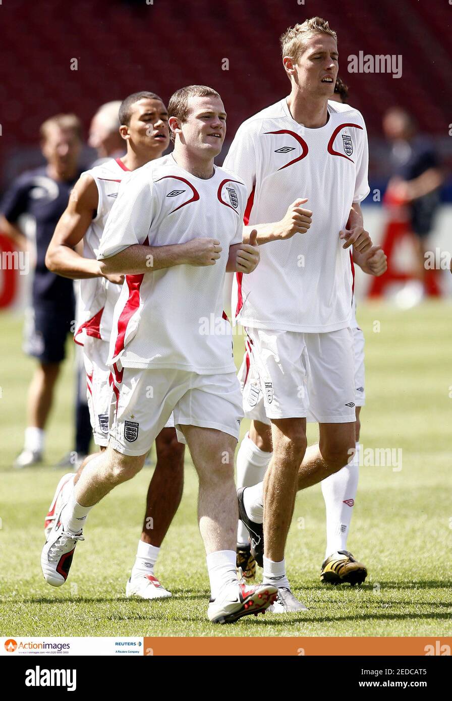 Peter crouch and wayne rooney hi-res stock photography and images - Alamy