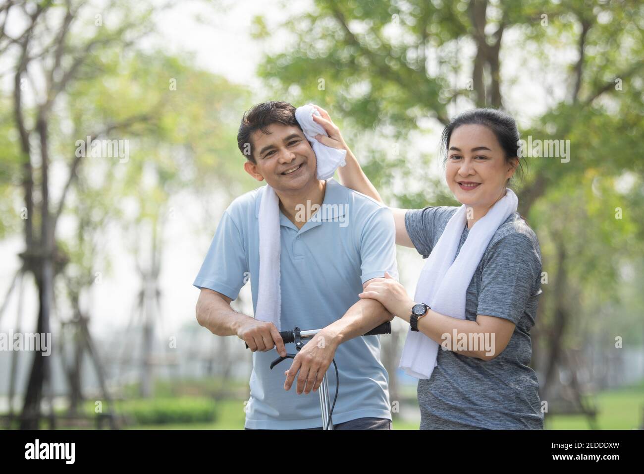Middle aged couples hi-res stock photography and images - Alamy