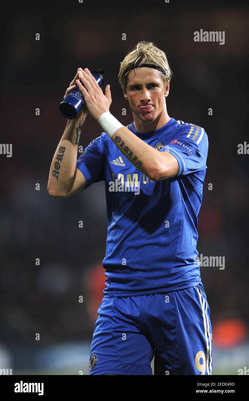 Football - FC Nordsjaelland v Chelsea - UEFA Champions League Group E -  Parken Stadium, Copenhagen, Denmark 12/13 , 2/10/12 Fernando Torres -  Chelsea applauds fans Mandatory Credit: Action Images / Alex Morton Stock  Photo - Alamy