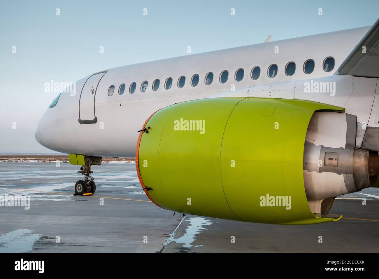 Modern passenger aircraft hi-res stock photography and images - Alamy