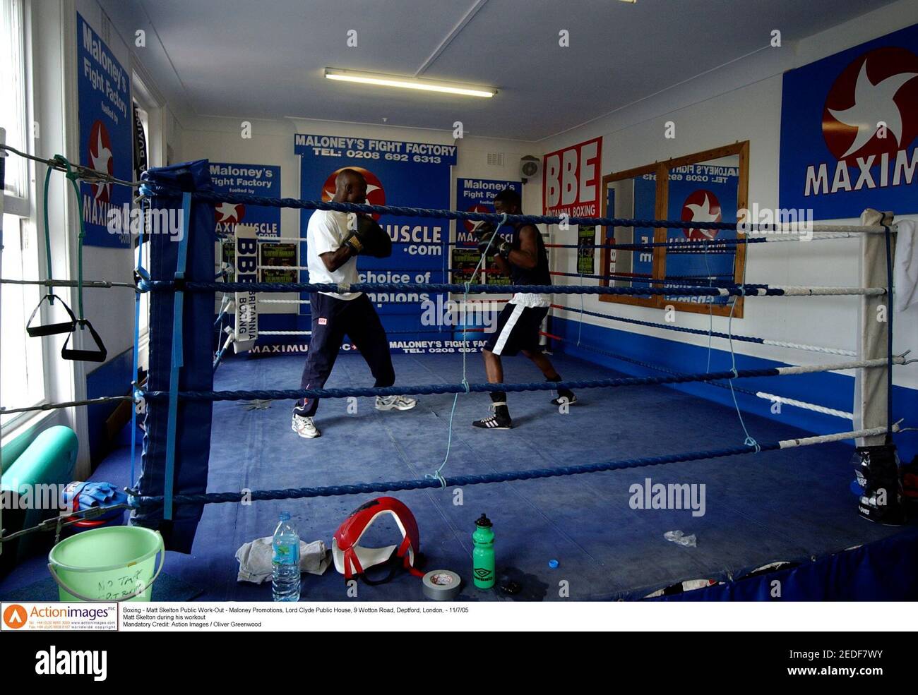 Boxing Matt Skelton Public Work Out Maloney Promotions Lord Clyde Public House 9 Wotton Road Deptford London 11 7 05 Boxers Working Out Mandatory Credit Action Images Oliver Greenwood Stock Photo Alamy Boxing Matt Skelton Public Work Out Maloney Promotions Lord Clyde Public House 9 Wotton Road Deptford London 11 7 05 Boxers Working Out Mandatory Credit Action Images Oliver Greenwood Stock Photo Alamy
