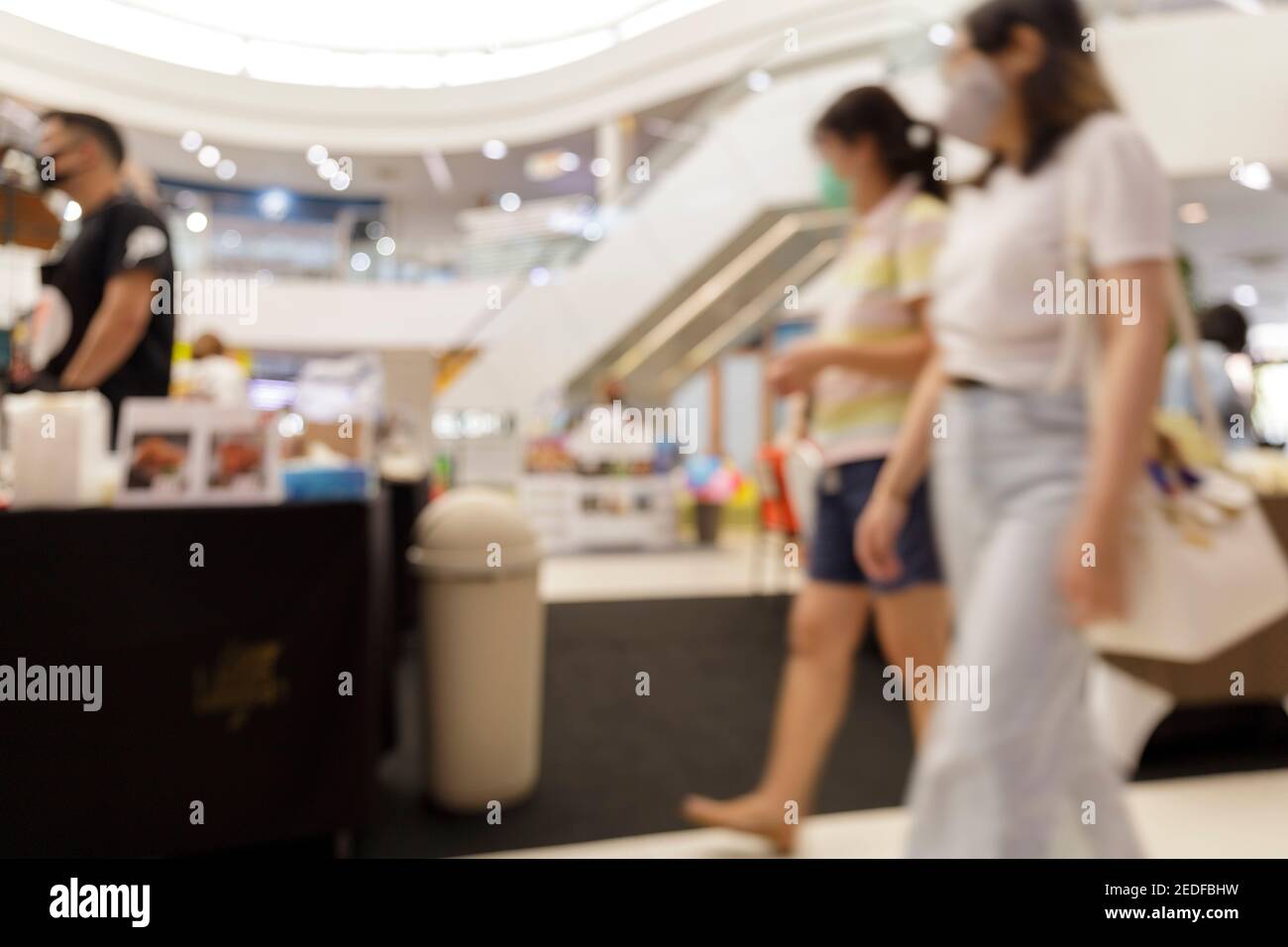 Blur background shopping center hi-res stock photography and images - Alamy