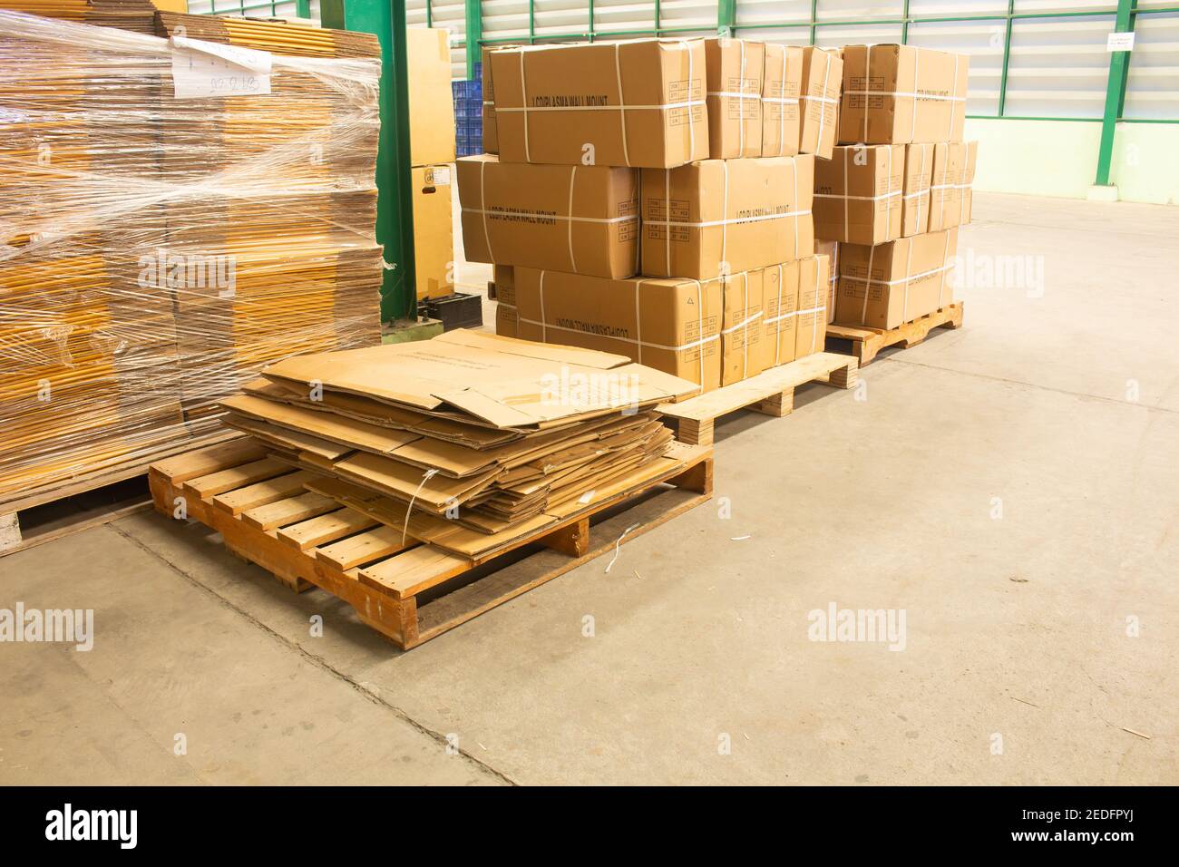 Boxes on pallet hires stock photography and images Alamy