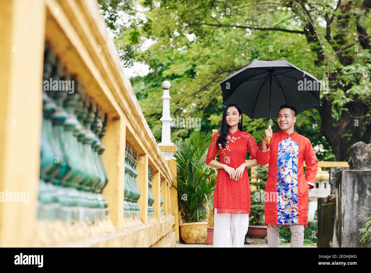 Couple walking with umbrella Stock Photo - Alamy