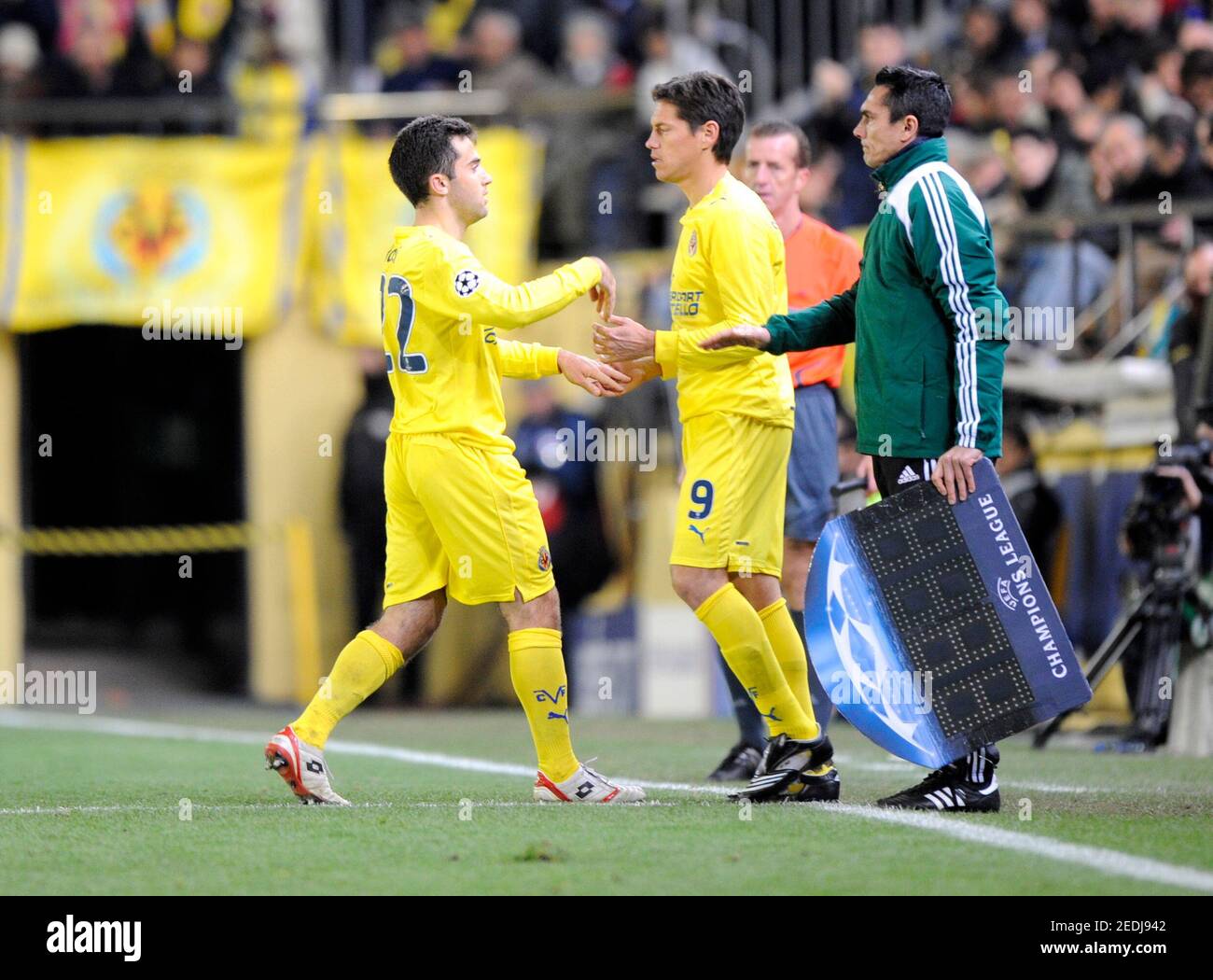 Football Villarreal V Manchester United Uefa Champions League Group Stage Matchday Five Group E El Madrigal Stadium Villarreal Spain 08 09 25 11 08 Giuseppe Rossi L