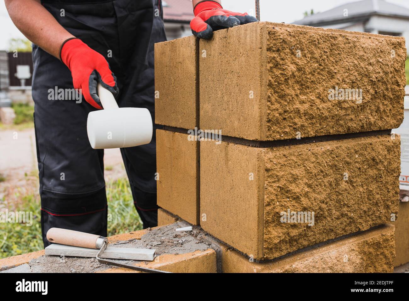 Cement mortar for bonding concrete blocks in the construction of a
