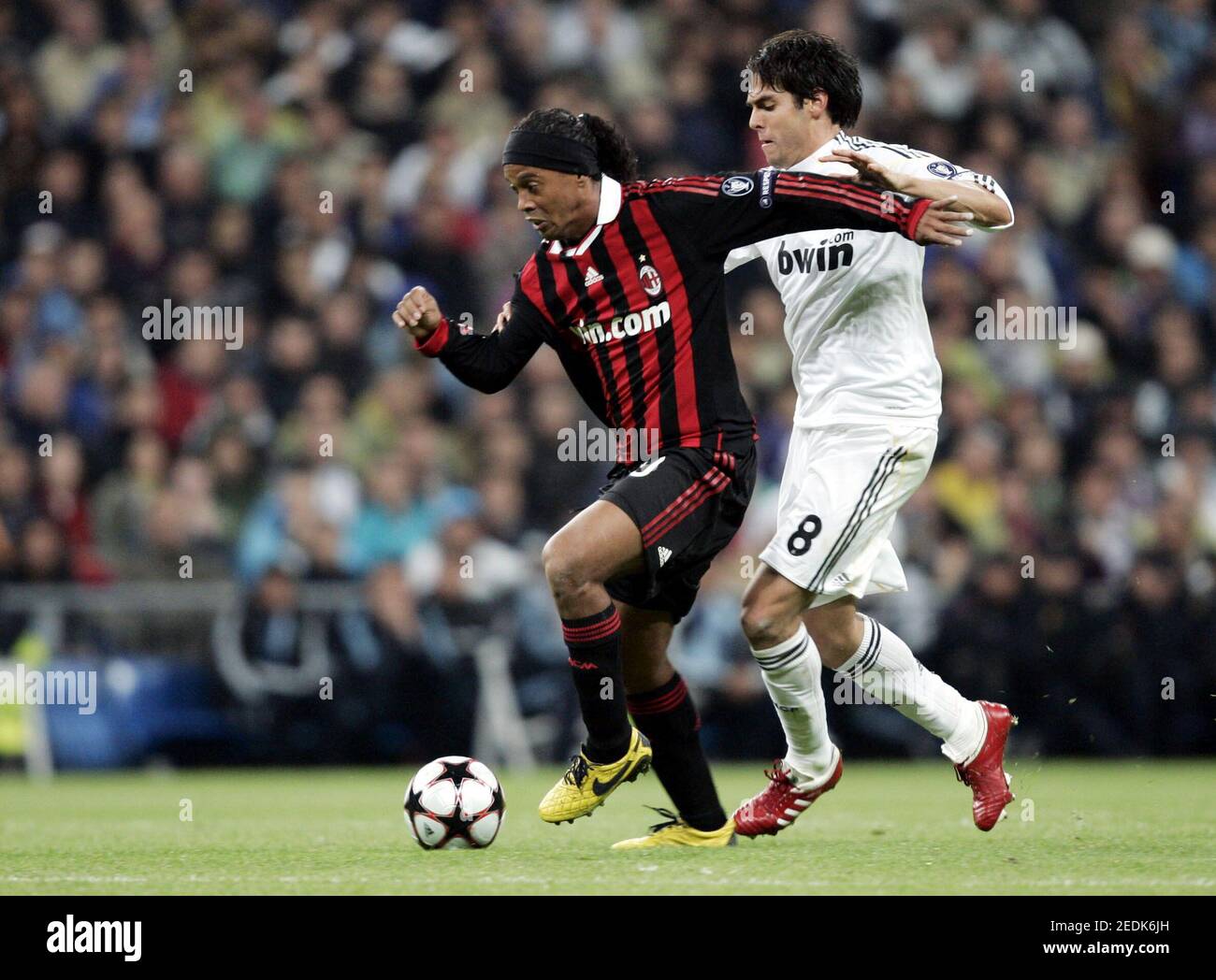 Football - Real Madrid v AC Milan UEFA Champions League Group Stage  Matchday Three Group C - Estadio Santiago Bernabeu, Madrid, Spain - 09/10 -  21/10/09 AC Milan's Ronaldinho (L) and Real