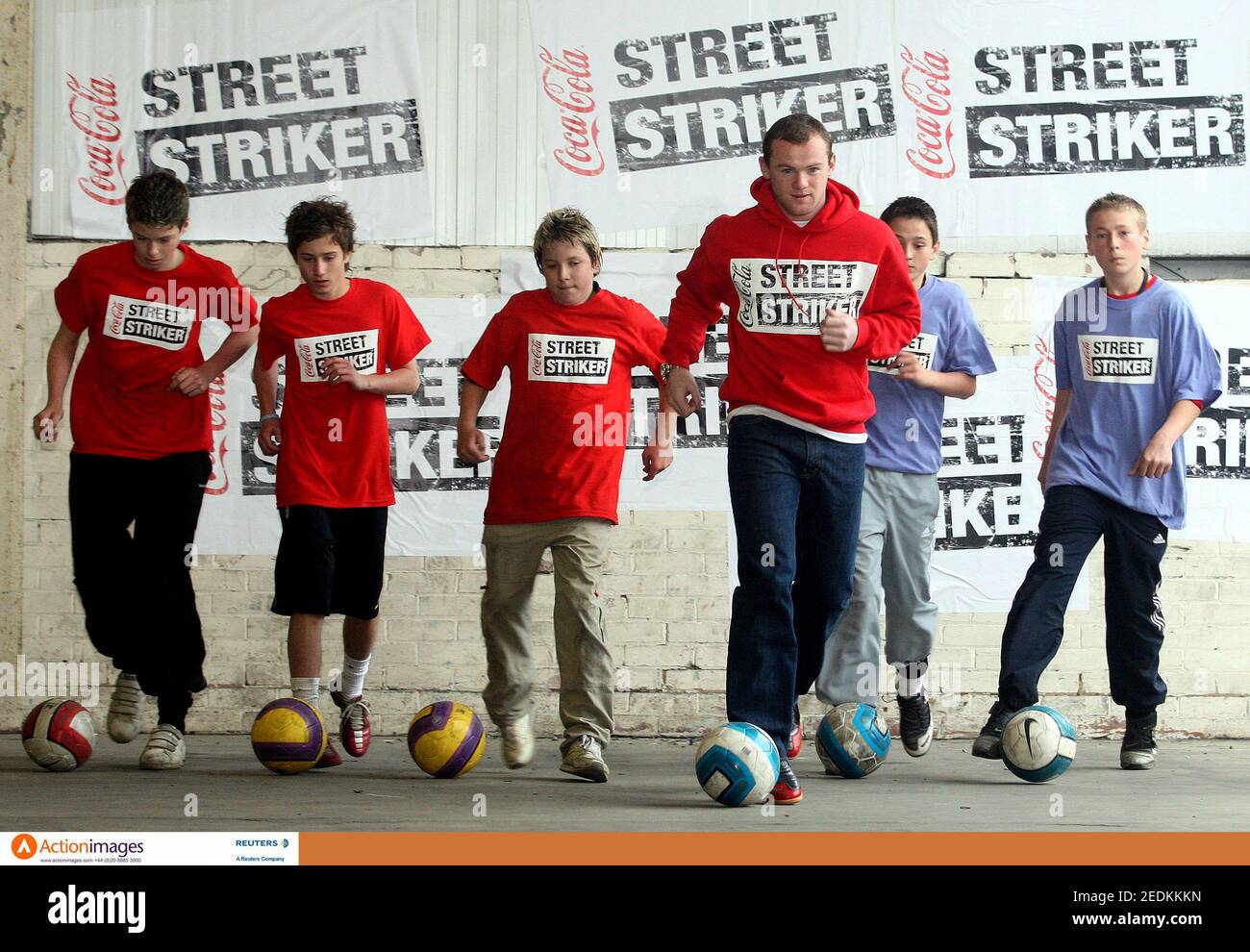 Football Coca Cola Feature With Wayne Rooney Towngate Business Centre Manchester 25 10 07 Manchester United S Wayne Rooney Third Right Plays Street Football With The Winners Of The Coca Cola Street Striker Football Coca Cola Feature With Wayne Rooney Towngate Business Centre Manchester 25 10 07 Manchester United S Wayne Rooney Third Right Plays Street Football With The Winners Of The Coca Cola Street Striker