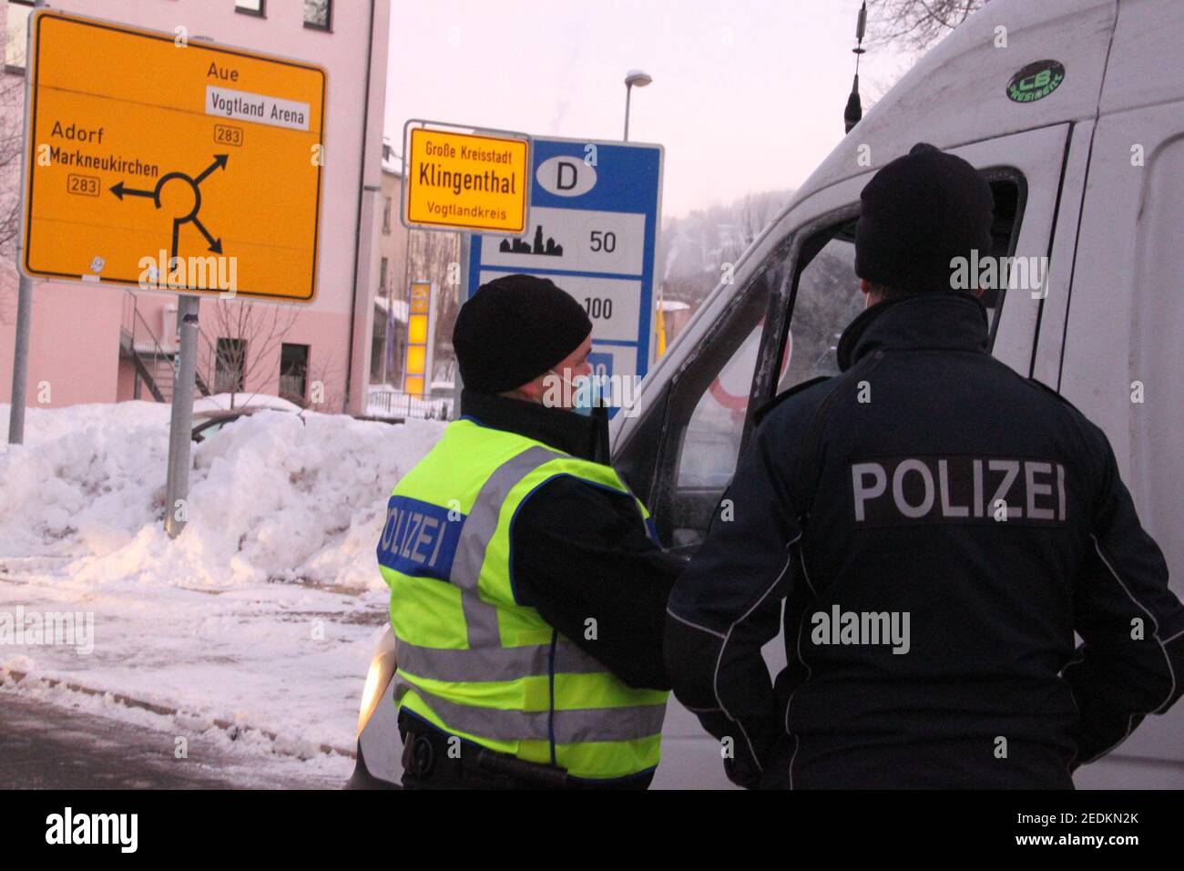 Klingenthal, Germany. 15th Feb, 2021. Border controls will take place on Monday morning at the Klingenthal border crossing. The tightened German entry rules at the border with the Czech Republic to protect against dangerous variants of the coronavirus came into force in the night of 14.02.2021. Credit: Katrin Mädler/dpa-Zentralbild/dpa/Alamy Live News Stock Photo