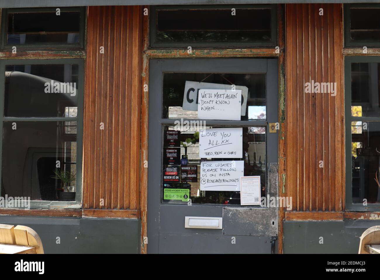 Lockdown Pub messages to customers Closed signs on door Covid 19 Stock Photo