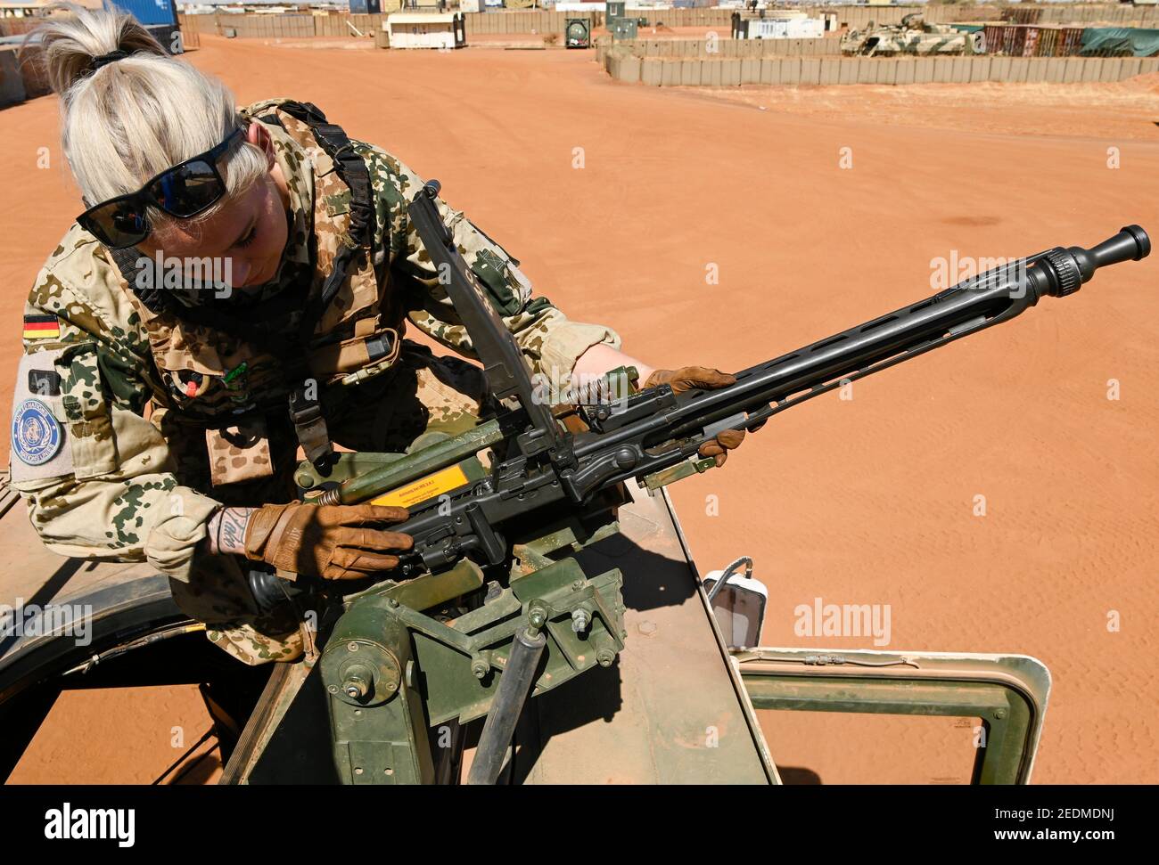 MALI, Gao, UN peace keeping mission MINUSMA, Camp Castor, german army Bundeswehr, female soldier on special truck with MG 3 A 1 automatic machine gun, manufactured by german defense company Rheinmetall AG in year 1969 Stock Photo