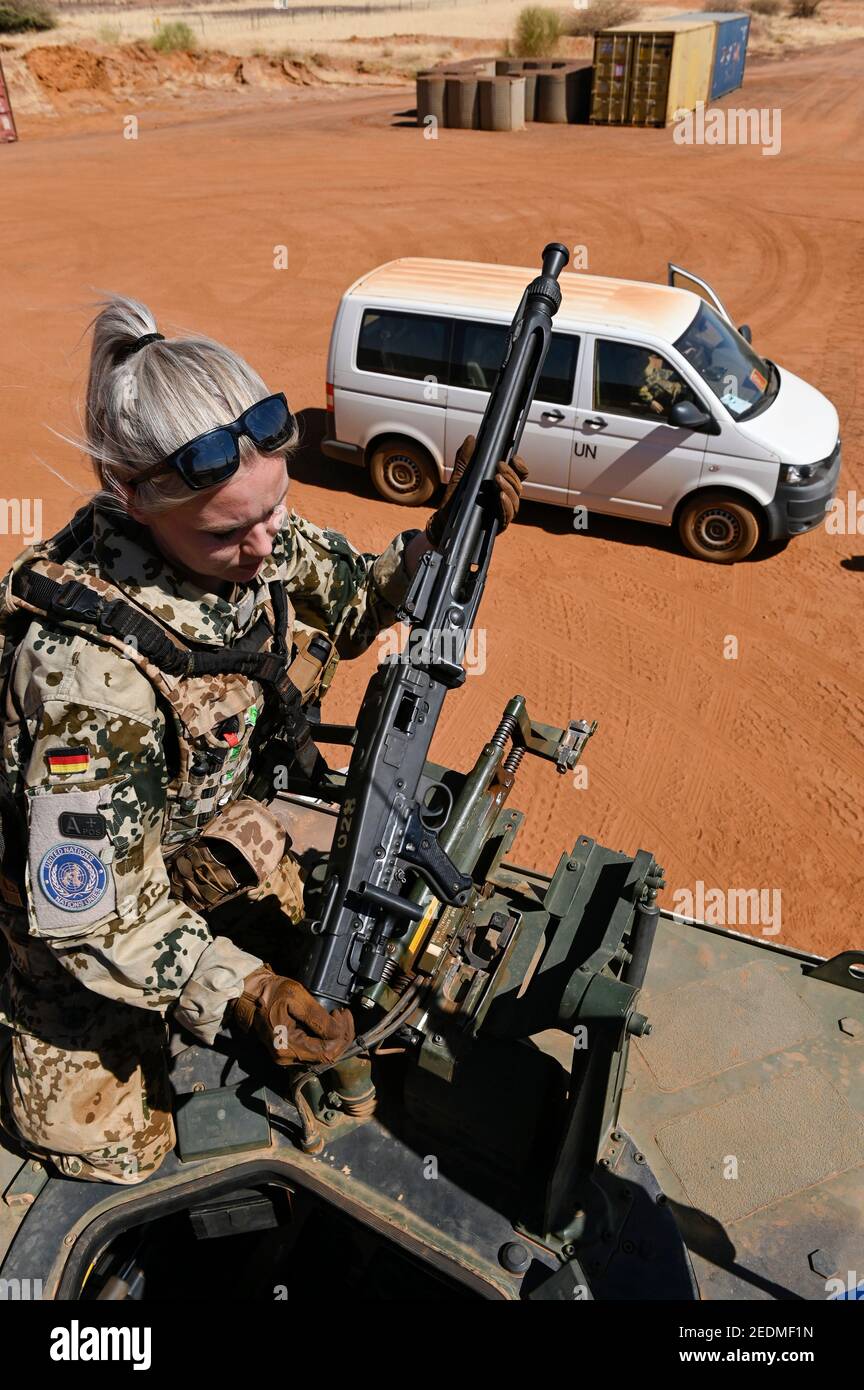 MALI, Gao, UN peace keeping mission MINUSMA, Camp Castor, german army Bundeswehr, female soldier on special truck with MG 3 A 1 automatic machine gun, manufactured by german defense company Rheinmetall AG in year 1969 Stock Photo
