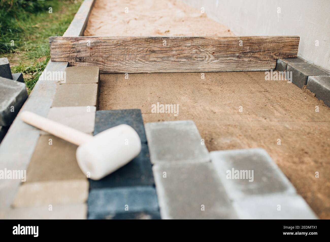 Sand cushion as a base for laying road stone along the curb - paving ...