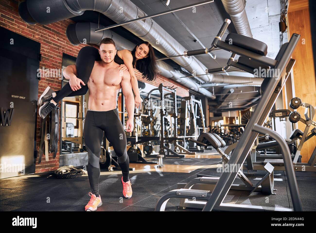 Happy young sporty couple visiting gym together Stock Photo - Alamy