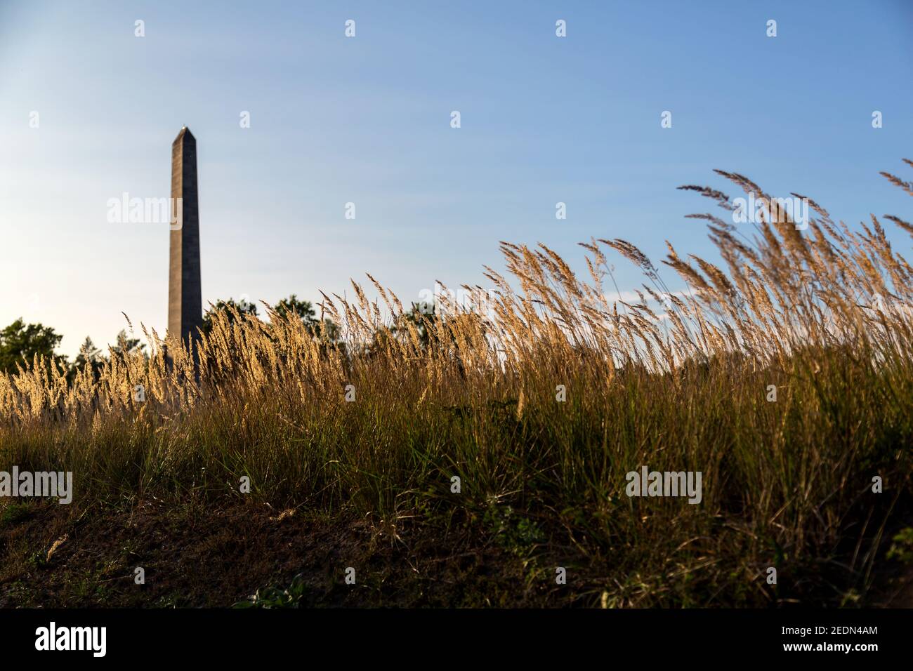 19.09.2020, Lohheide, Lower Saxony, Germany - Bergen-Belsen memorial, obelisk and mass grave from 1945. In the Bergen-Belsen concentration camp, more Stock Photo