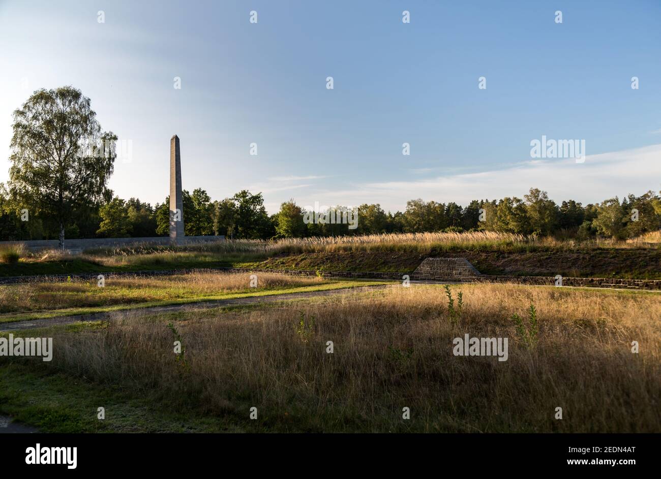 19.09.2020, Lohheide, Lower Saxony, Germany - Bergen-Belsen memorial, obelisk and mass grave from 1945. In the Bergen-Belsen concentration camp, more Stock Photo