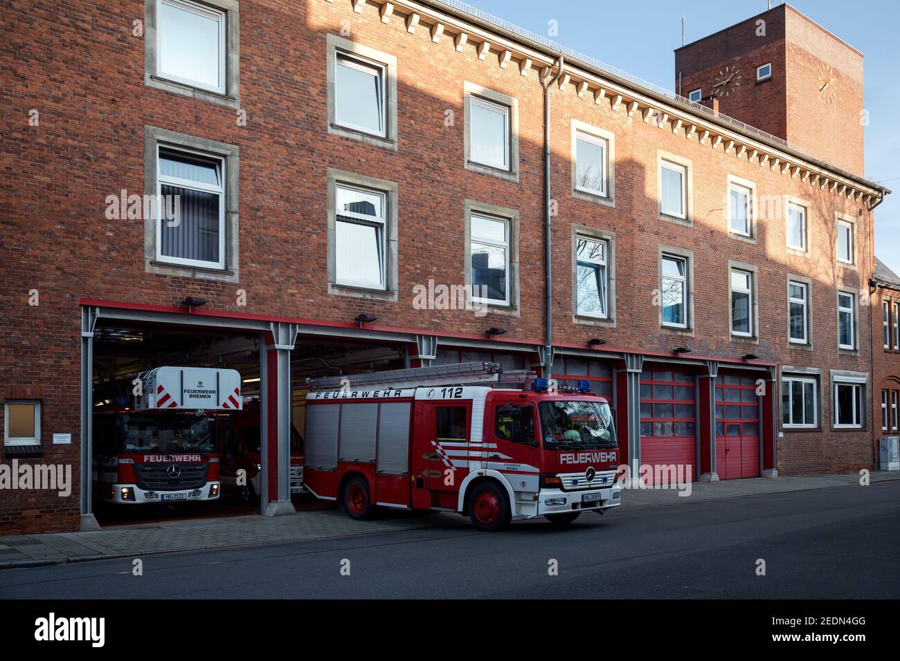 25.11.2020, Bremen, Bremen, Germany - Fire station 1, also the headquarters of the Bremen fire brigade. The crew goes out on a mission.. 00A201125D190 Stock Photo