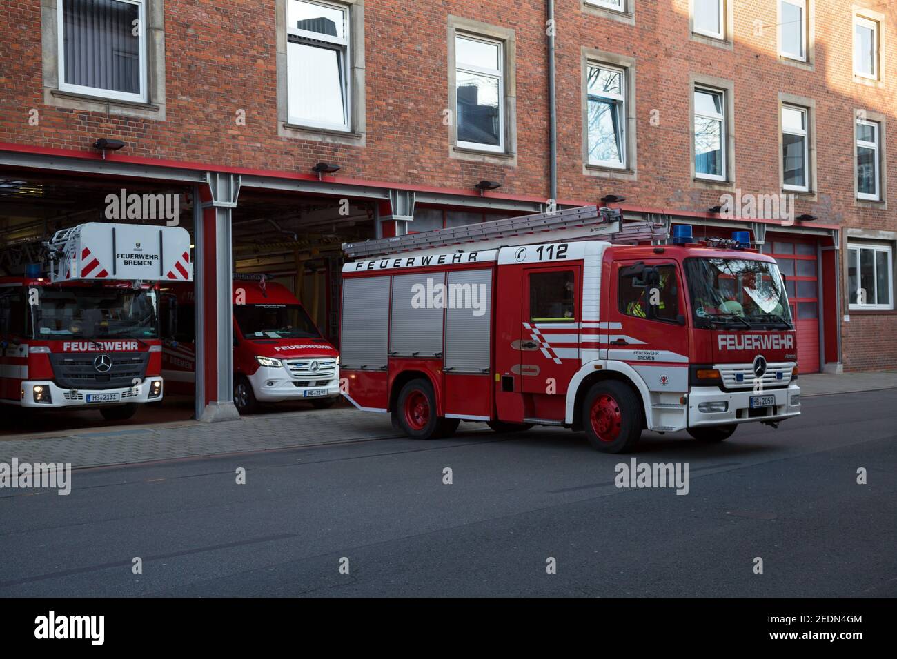 25.11.2020, Bremen, Bremen, Germany - Fire station 1, also the headquarters of the Bremen fire brigade. The crew goes out on a mission.. 00A201125D191 Stock Photo