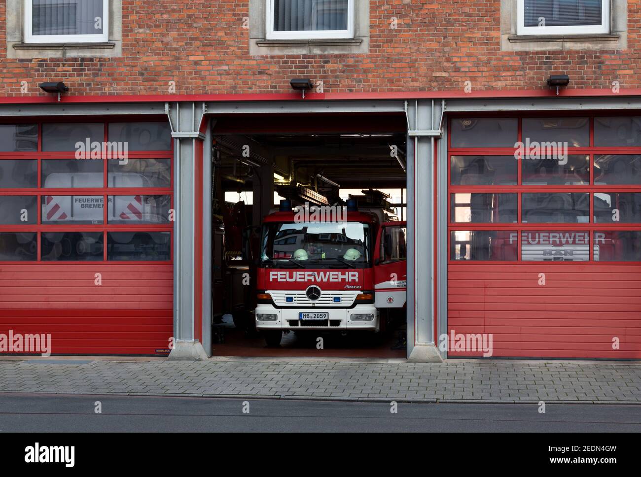 25.11.2020, Bremen, Bremen, Germany - Fire station 1, also the headquarters of the Bremen fire brigade. The crew goes out on a mission.. 00A201125D181 Stock Photo