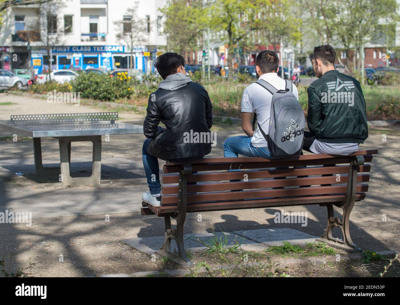 17.04.2018, Berlin, , Germany - Mitte - Young people on a bench at Leopoldplatz.. 0CE180417D010CAROEX.JPG [MODEL RELEASE: NO, PROPERTY RELEASE: NO (c) Stock Photo