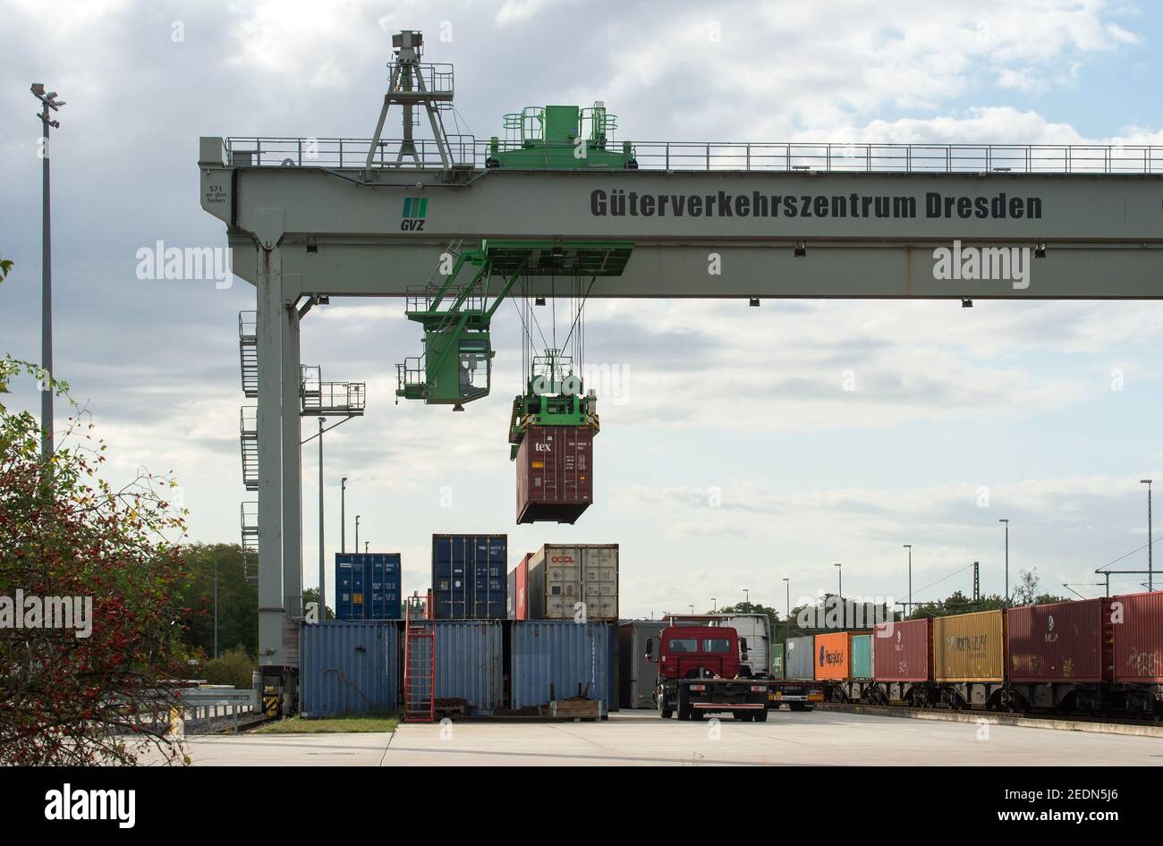 18.09.2019, Dresden, , Germany - Saxony - Shunting work with containers at the goods traffic centre Dresden.. 0CE190918D001CAROEX.JPG [MODEL RELEASE: Stock Photo