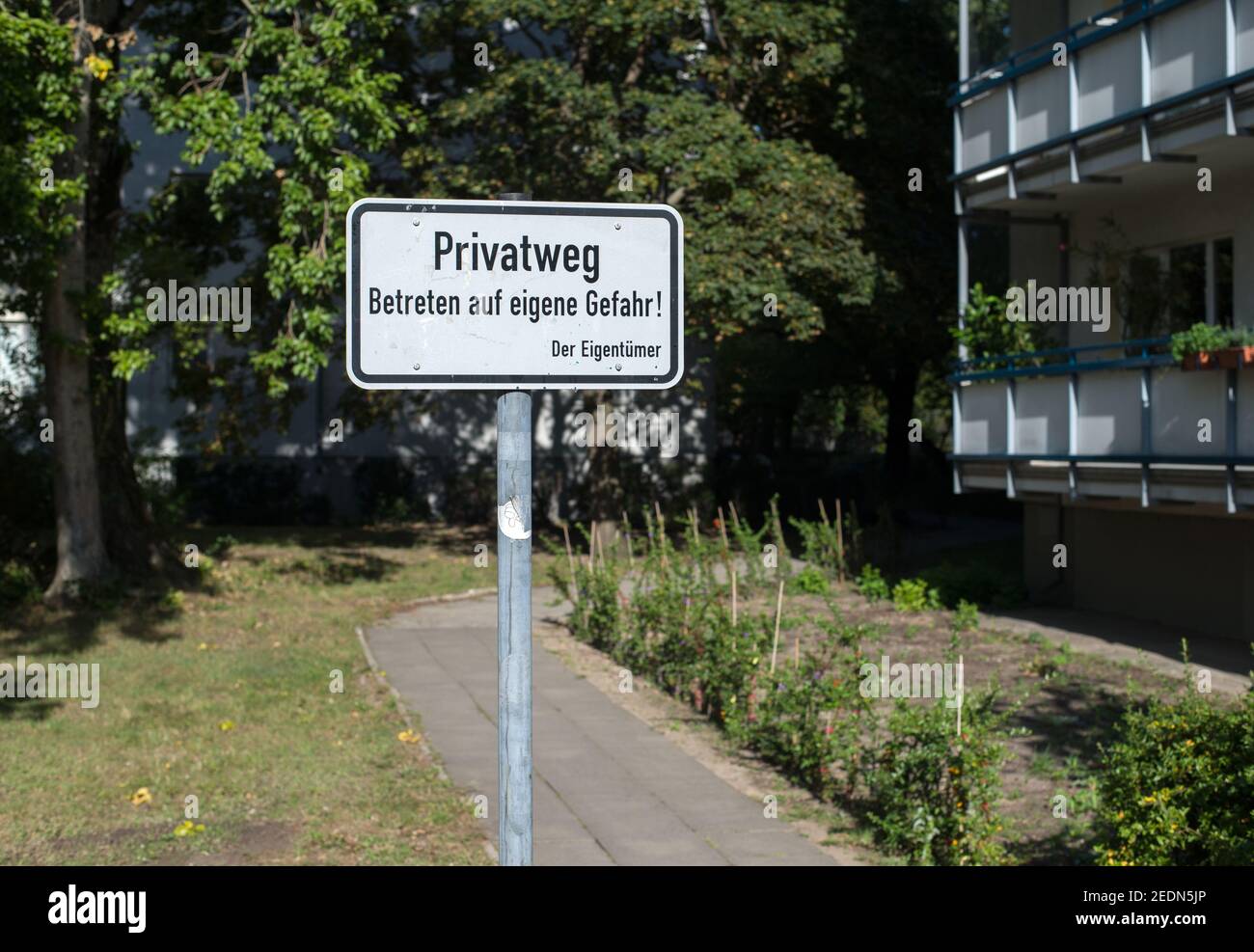 14.09.2019, Berlin, , Germany - Signpost private road.. 0CE190914D002CAROEX.JPG [MODEL RELEASE: NOT APPLICABLE, PROPERTY RELEASE: NO (c) caro images / Stock Photo