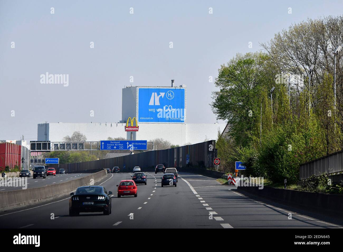 12.04.2020, Bochum, North Rhine-Westphalia, Germany - View of the A40 motorway in the Bochum area. View of an almost empty motorway during the Easter Stock Photo