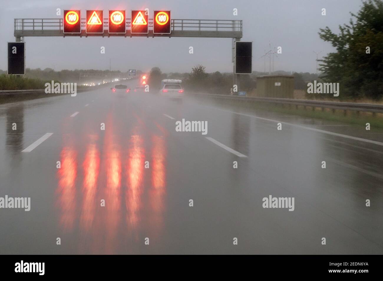 18.08.2019, Eilsleben, Saxony-Anhalt, Germany - Speed limit on the A2 in the rain because of the danger of slipping.. 00S190818D101CAROEX.JPG [MODEL R Stock Photo