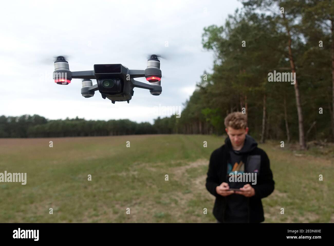 23.05.2020, Dranse, Brandenburg, Germany - Teenager is flying a camera drone.. 00S200523D068CAROEX.JPG [MODEL RELEASE: NO, PROPERTY RELEASE: NO (c) ca Stock Photo