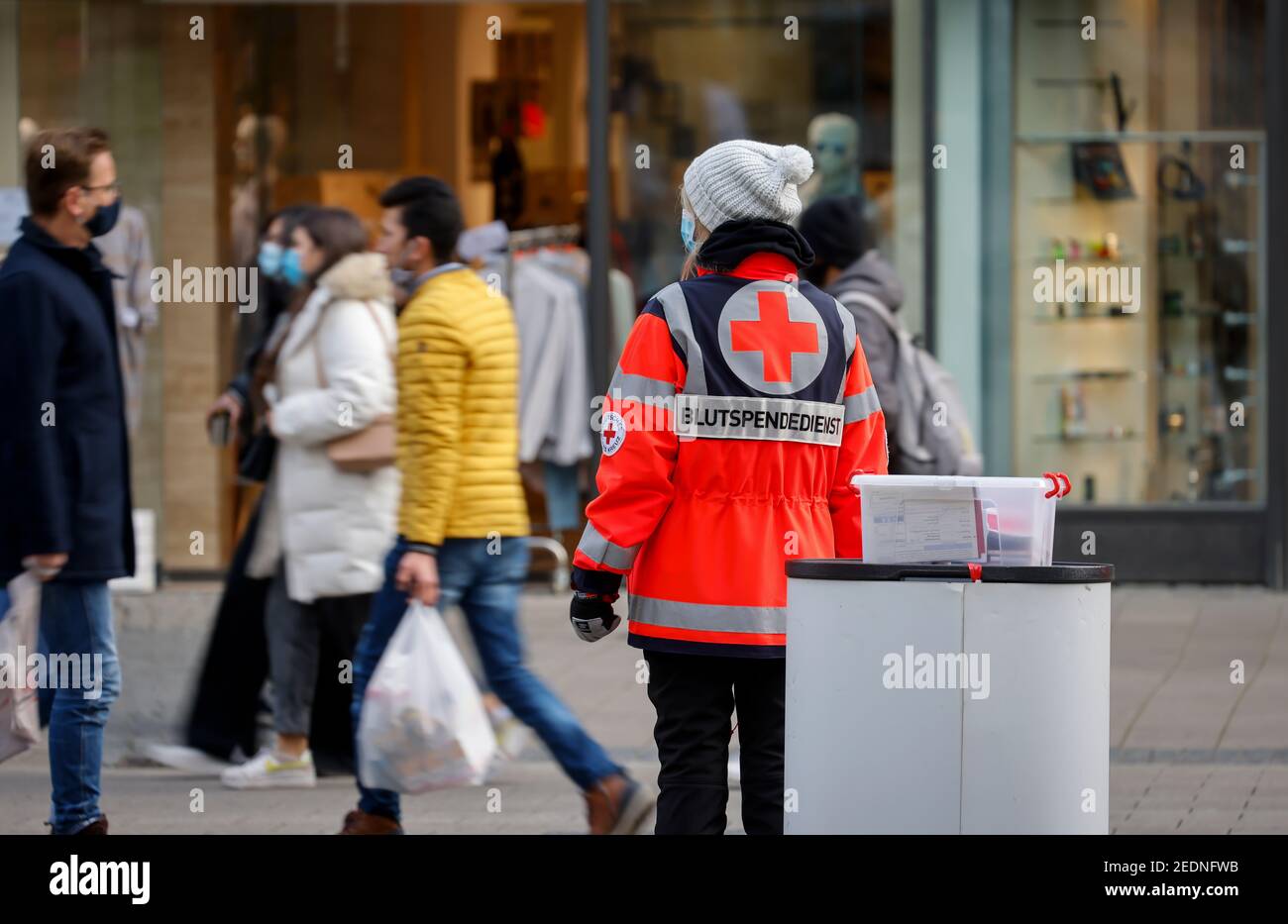 21.11.2020, Essen, North Rhine-Westphalia, Germany - Employees of the DRK Blutspendedienst West (German Red Cross Blood Donation Service West) stand a Stock Photo