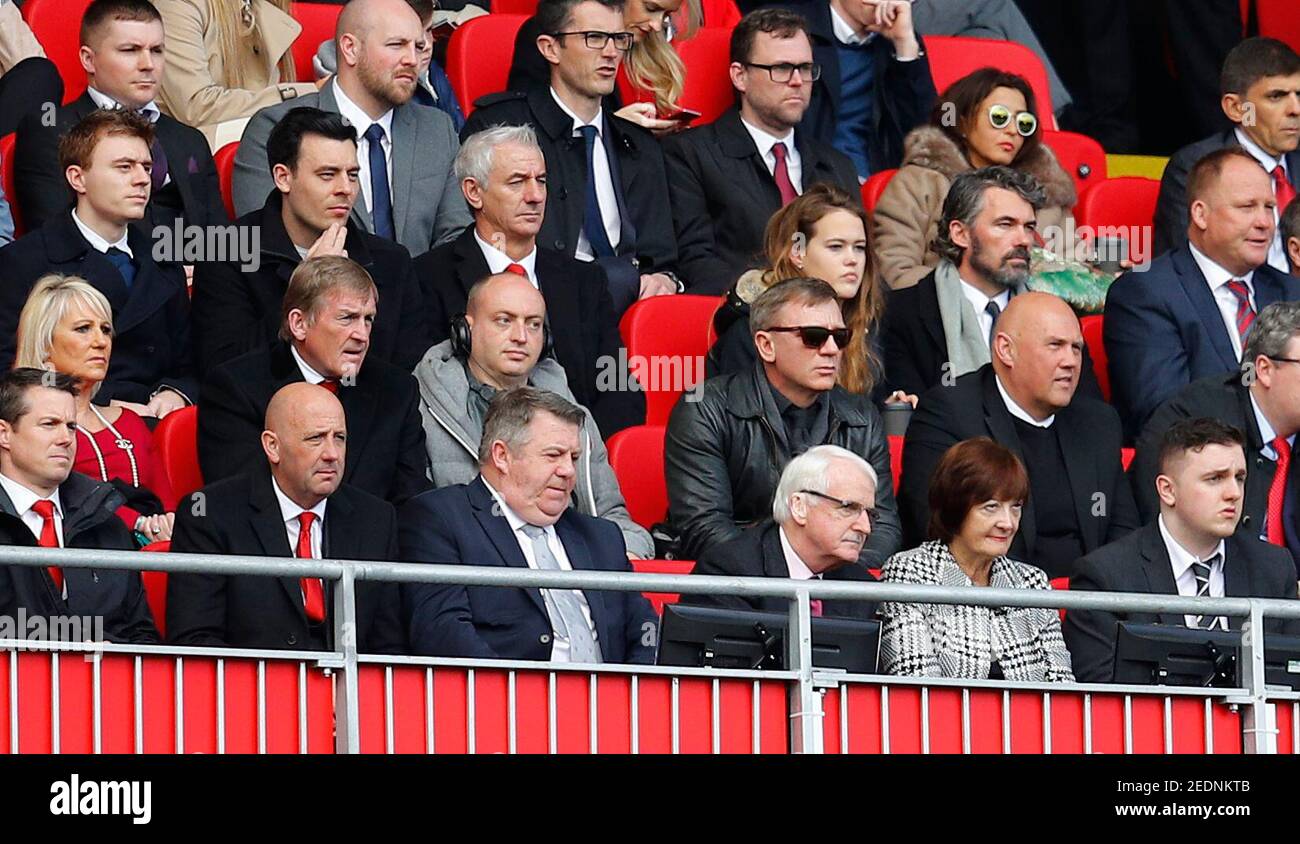 uberørt Tradition wafer Britain Soccer Football - Liverpool v Everton - Premier League - Anfield -  1/4/17 Former Liverpool manager Kenny Dalglish, former player Ian Rush and  actor Daniel Craig in the stands Reuters /